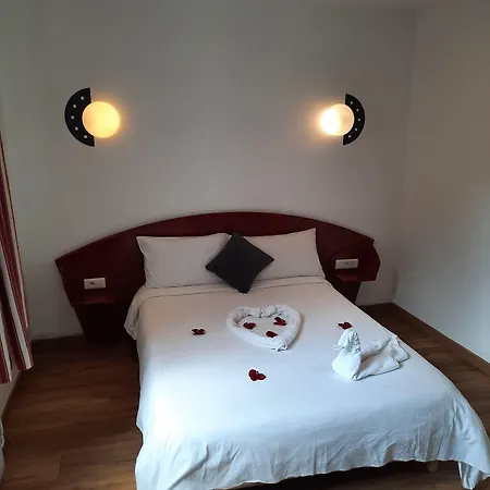 Le Clémenceau Et 'hôtel Gare Sncf Centre Valenciennes